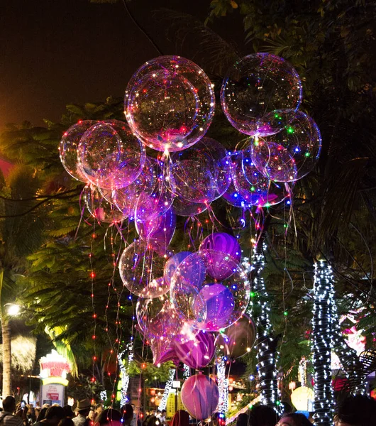 Grandes balões de gel bonito, luzes pintadas e lâmpadas. à noite — Fotografia de Stock