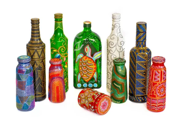 Muchas botellas diferentes, punto pintado pintado sobre fondo aislado . — Foto de Stock