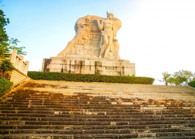 Park Çin, Hart yüksek bir dağın üzerinde kafasını çevirdi. bir erkek bir kızla yüksek heykeli. Ulusal bir efsane.