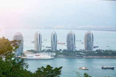 Sanya, şehrin en yüksek noktası, adanın Zümrüdüanka Yoldaşlığı görünümünü şehir panoraması.