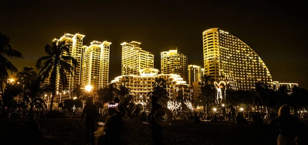 Nacht stad Sanya alle lichten, heldere lichten het gebouw sieren. de tropen. — Stockfoto