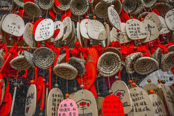 Placas con los deseos de las cintas rojas encuadernadas en China . —  Fotos de Stock