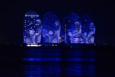 gece şehir Sanya, Çin. ada phoenix gözlem platformu. Işıklar kızdırma bilgisine.