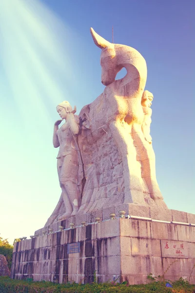 Πάρκο σε ένα ψηλό βουνό στην Κίνα, Hart γύρισε το κεφάλι του. υψηλό άγαλμα του ένα κορίτσι με ένα φίλο. ένας εθνικός μύθος. — Φωτογραφία Αρχείου