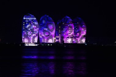 gece şehir Sanya, Çin. ada phoenix gözlem platformu. Işıklar kızdırma bilgisine.