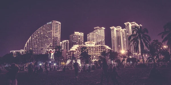 Cidade noturna Sanya todas as luzes, luzes brilhantes adornam o edifício. os trópicos . — Fotografia de Stock