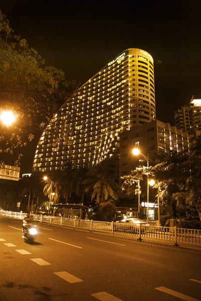 Noche ciudad Sanya todas las luces, luces brillantes adornan el edificio. los trópicos . — Foto de Stock