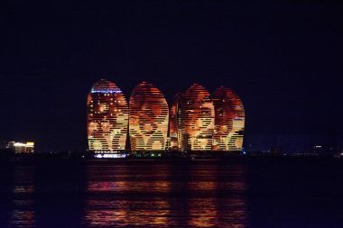 gece şehir Sanya, Çin. ada phoenix gözlem platformu. Işıklar kızdırma bilgisine.