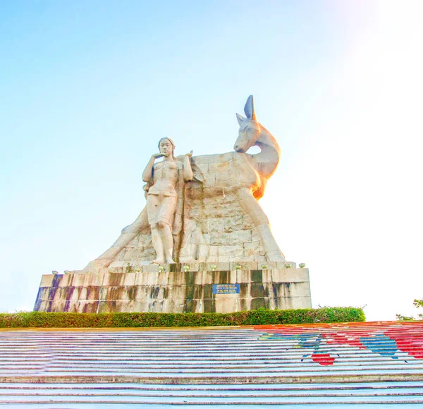 Estacionando em uma montanha alta na China, Hart virou a cabeça. estátua alta de uma menina com um namorado. uma lenda nacional . — Fotografia de Stock