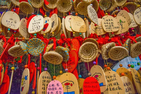Platen met de wensen van de afhankelijke rode linten in China. — Stockfoto