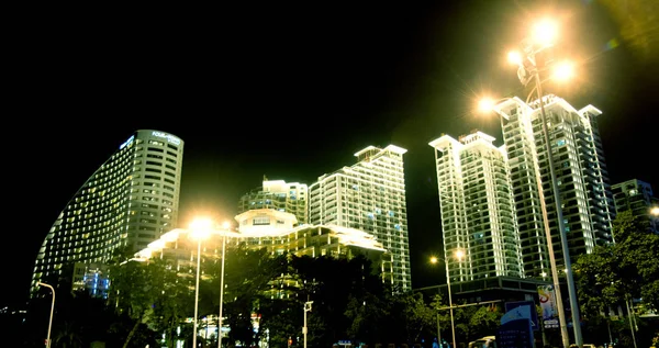 Nuit ville Sanya toutes les lumières, des lumières vives ornent le bâtiment. les tropiques . — Photo