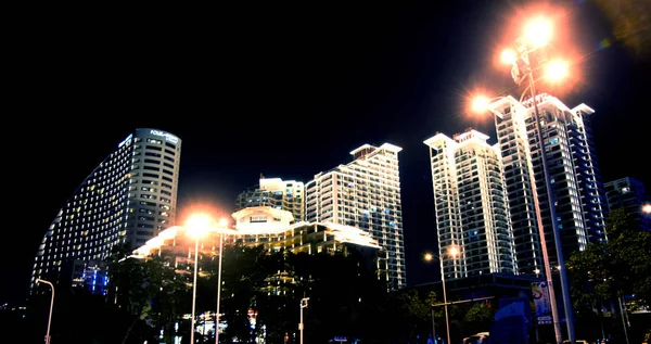 Νύχτα πόλη Sanya όλα τα φώτα, φωτεινά φώτα κοσμούν το κτίριο. Οι τροπικοί. — Φωτογραφία Αρχείου