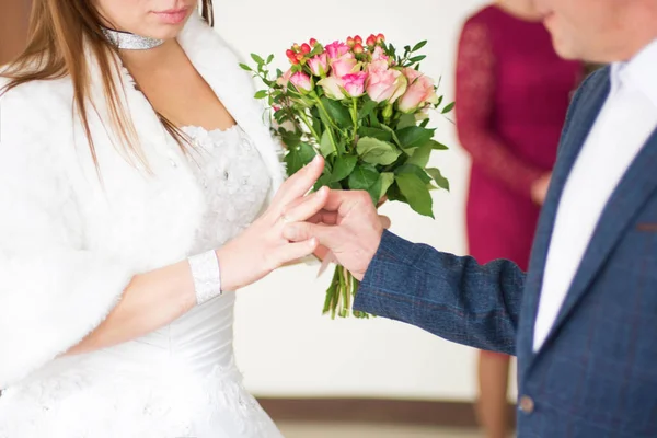 Yeni evliler birbirlerine yüzük sonsuz aşk bir işareti olarak giymek. Aile kökeni güzel bir anı. — Stok fotoğraf