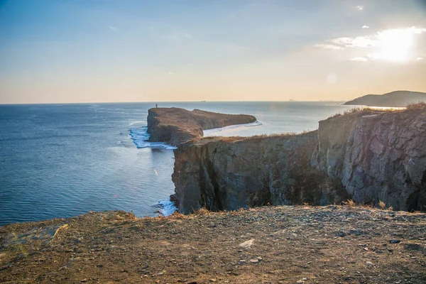 Высокие скалы в море, все во льду. Дерьмо на закате во льду. красивый пейзаж от уходящего солнца . — стоковое фото