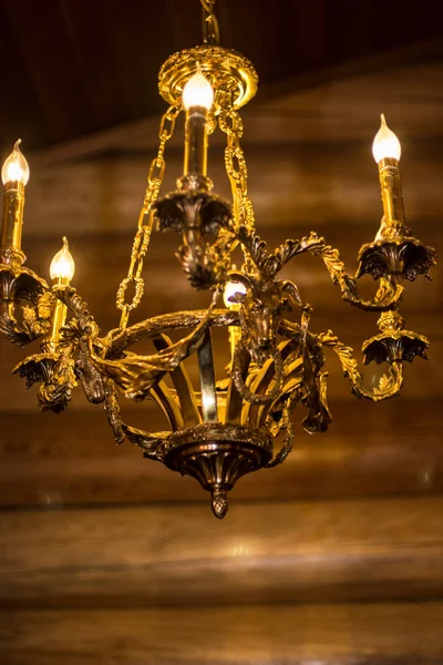Grandi bellissimi lampadari, color oro, alti bellissimi lampadari appesi al soffitto. Decorazione ornamentale . — Foto Stock