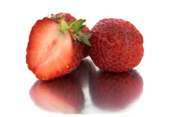 美丽, 成熟, 大明亮的草莓在孤立的背景。分离草莓. — 图库照片