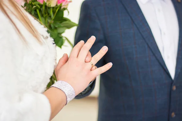 Los recién casados se visten unos a otros anillos como un signo de amor eterno. un hermoso momento de origen de la familia . —  Fotos de Stock