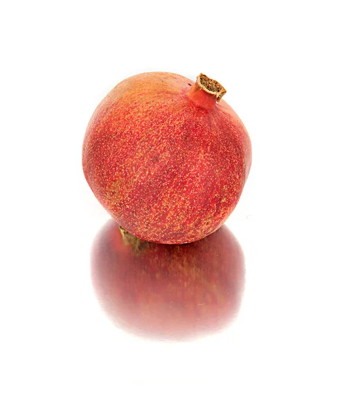 Vackra, saftiga, solmogna granatäpple på vit bakgrund, saftiga och ljusa Garnet utan bakgrund, — Stockfoto