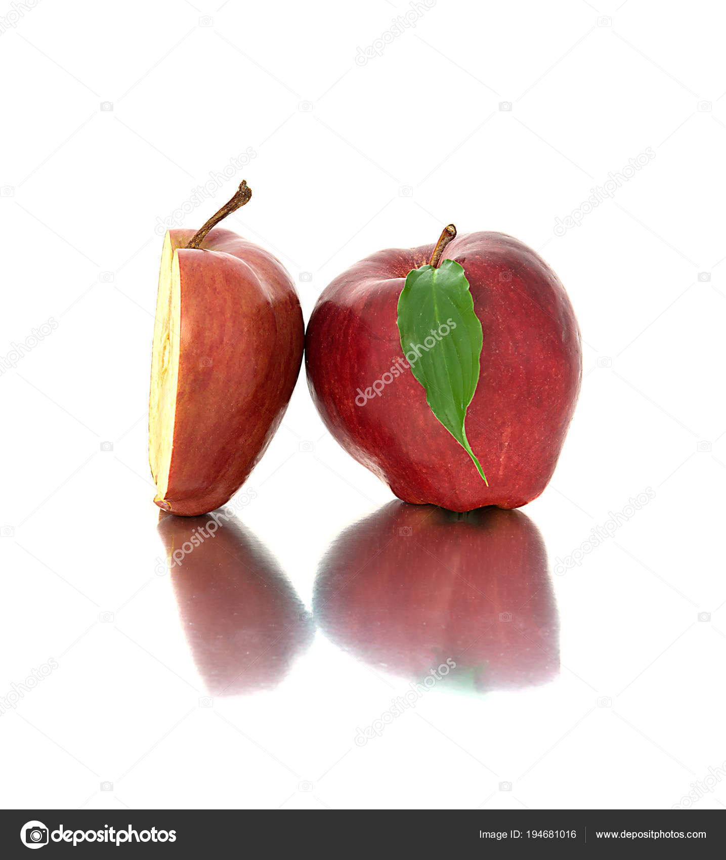 白地に美しい 熟したジューシーなりんご 背景なしの美しい果実 りんご ストック写真 C Juliza03