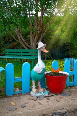 güzel, bakımlı gerekçesiyle farklı ilginç figürinler, güzel ağaçlar, iğne yapraklı orman olduğu 