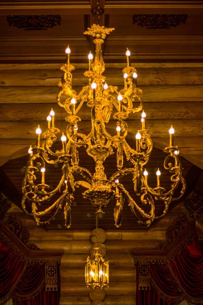 Grandes lámparas de araña hermosas, de color oro, altas lámparas de araña hermosas que cuelgan del techo. Decoración del ornamento . —  Fotos de Stock