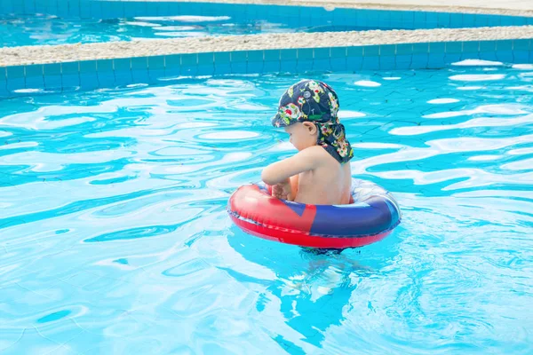 Niño nada, niño alegre saltando en la piscina en el círculo, piscina al aire libre , —  Fotos de Stock