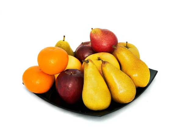 Багато дозрів і соковиті фрукти на білому тлі. Яблука й груші та Мандарин разом. — стокове фото