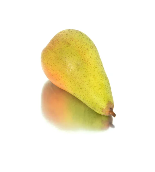 A lot of big, ripe, bright pears. pears on a white background, whole and in cross section. — Stock Photo, Image