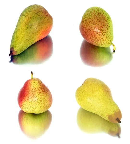 大きな、熟した、明るい梨がたくさん。梨、白地全体と断面. — ストック写真