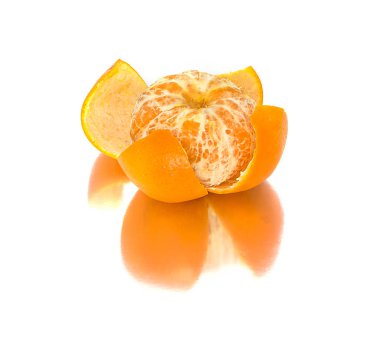 büyük, olgun, parlak, beyaz bir arka planda izole arka plan üzerinde sulu meyve mandalina. Mandarin