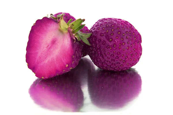 美しい、熟した、大規模な分離の背景に明るいイチゴ。ライラック、紫のイチゴを分離します。. — ストック写真