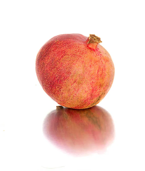 Krásné, šťavnaté, zralé granátové jablko na bílém pozadí, šťavnaté a světlý granát bez pozadí, — Stock fotografie