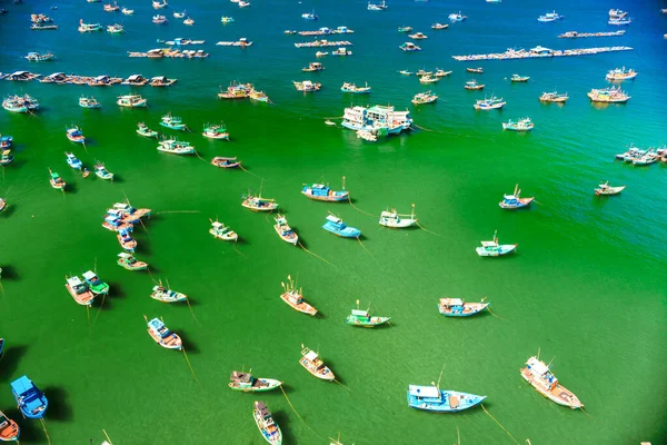 Muchos multicolores, hermosos barcos en el mar. vista desde arriba — Foto de Stock