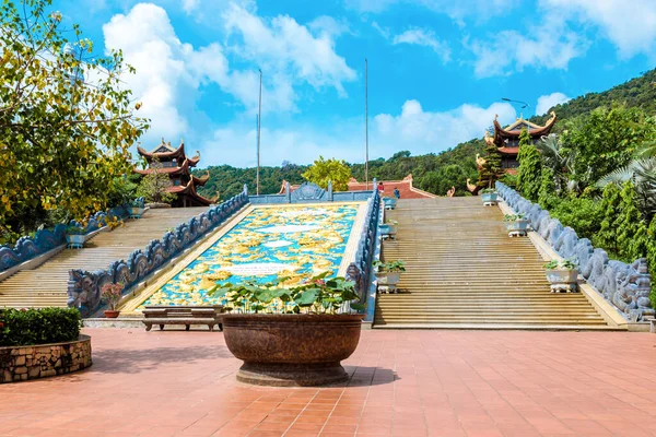 Gran templo hermoso en Vietnam, isla de Phu Quoc . — Foto de Stock
