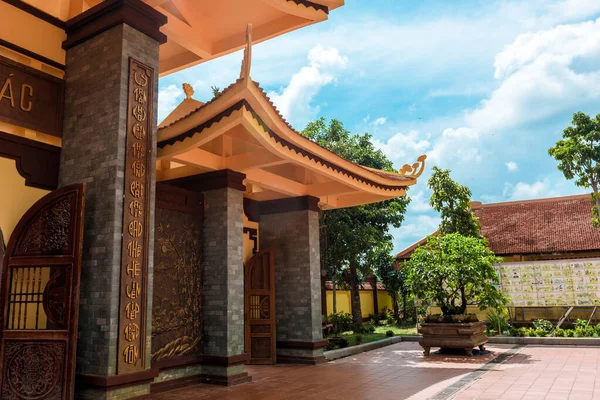 Gran templo hermoso en Vietnam, isla de Phu Quoc . —  Fotos de Stock