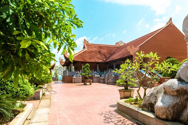 Gran templo hermoso en Vietnam, isla de Phu Quoc . —  Fotos de Stock