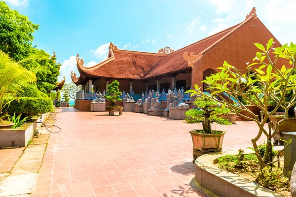Gran templo hermoso en Vietnam, isla de Phu Quoc . —  Fotos de Stock