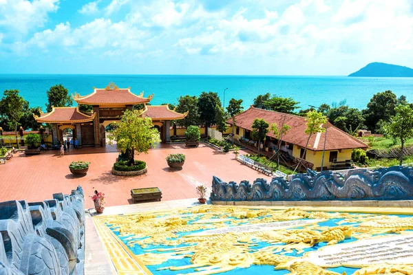 Gran templo hermoso en Vietnam, isla de Phu Quoc . —  Fotos de Stock