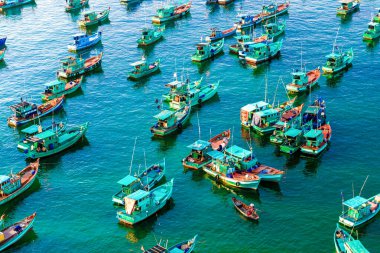 Denizde çok renkli, çok güzel gemiler var. Yukarıdan görünüm