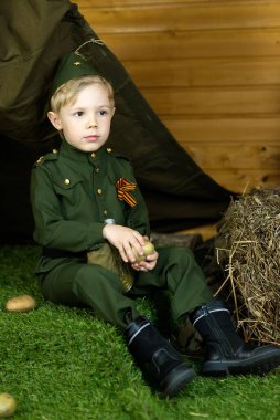 Üniformalı çocuk. 9 Mayıs 'ta Rusya' da