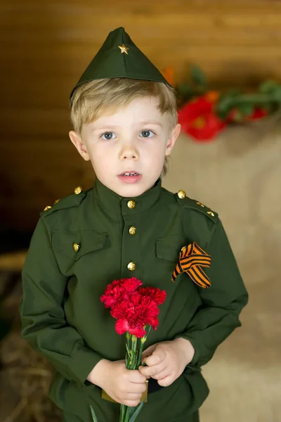 Ragazzo in uniforme. durante la vacanza del 9 maggio, Russia Foto Stock