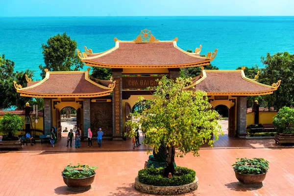 Gran templo hermoso en Vietnam, isla de Phu Quoc . — Foto de Stock
