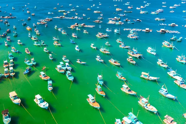 Muchos multicolores, hermosos barcos en el mar. vista desde arriba — Foto de Stock