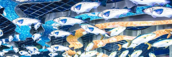 Acuario en la isla rusa, muchos hermosos peces artificiales decoran el interior del acuario . — Foto de Stock