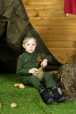 Üniformalı çocuk. 9 Mayıs 'ta Rusya' da