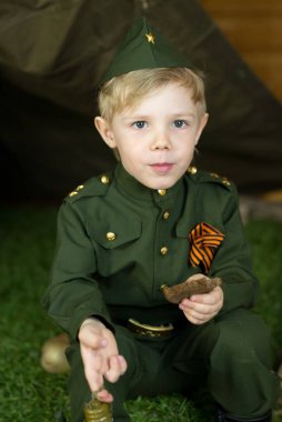 Üniformalı çocuk. 9 Mayıs 'ta Rusya' da