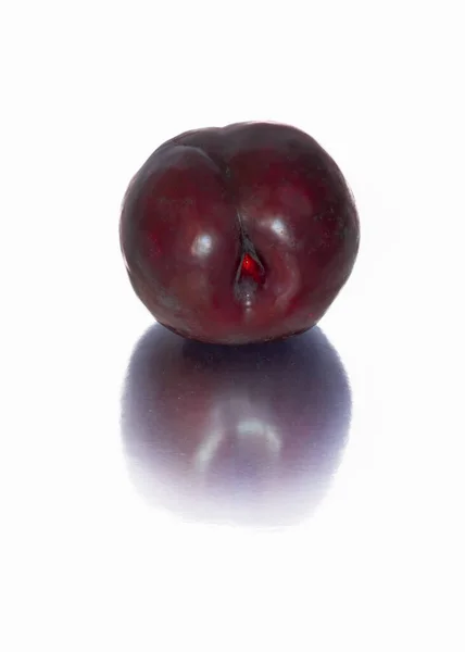 Plum pada latar belakang yang besar, isolat. plum terang hitam atau merah tanpa latar belakang. — Stok Foto