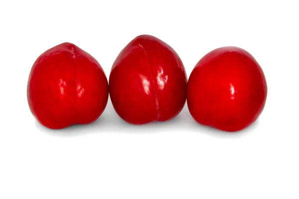 Ameixas em um fundo grande, isolar. ameixas brilhantes preto ou vermelho sem fundo . — Fotografia de Stock