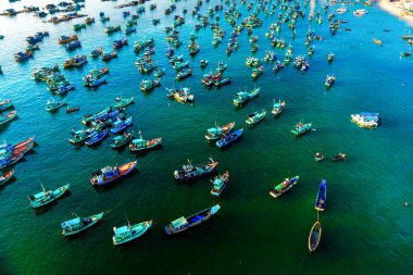 Denizde çok renkli, çok güzel gemiler var. Yukarıdan görünüm