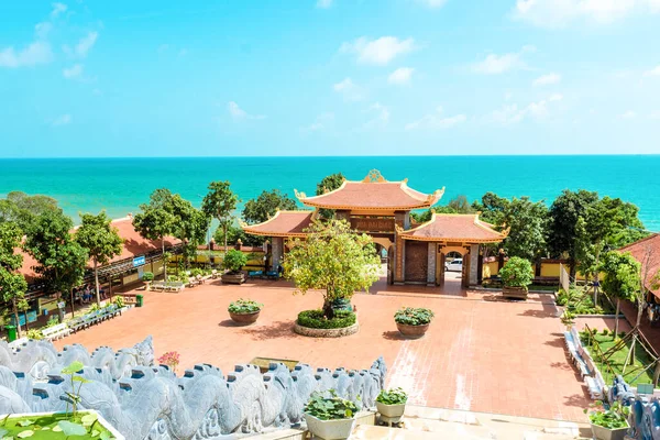 Gran templo hermoso en Vietnam, isla de Phu Quoc . —  Fotos de Stock